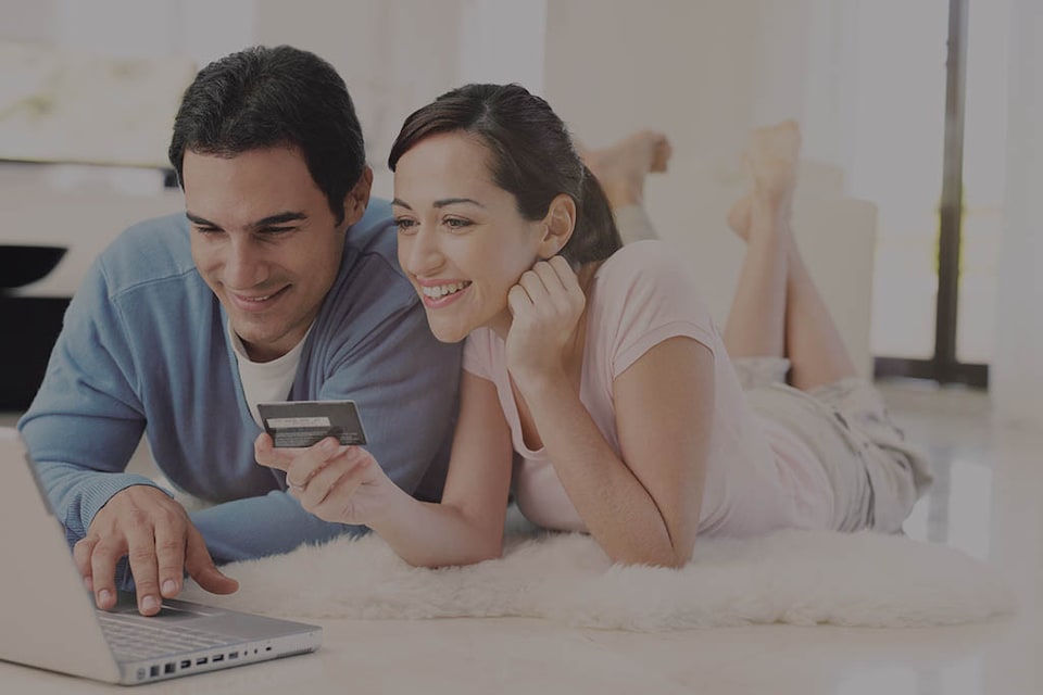 Pareja usando tarjeta de crédito