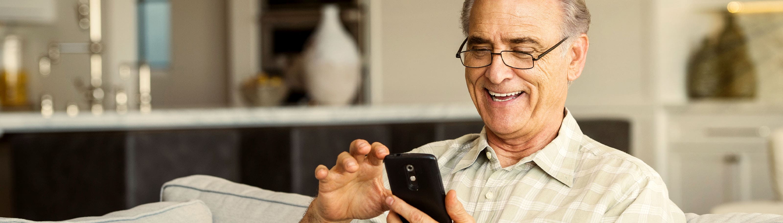 adulto mayor usando su celular