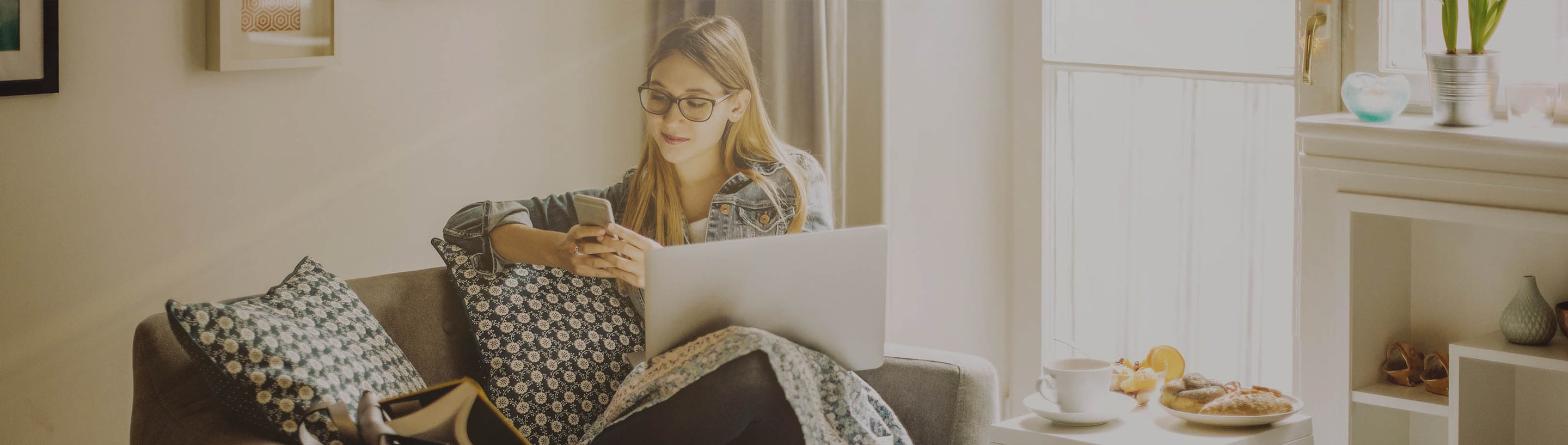 Chica sentada al sillon consultando su estado de cuenta BBVA